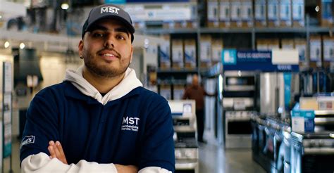 A merchandise associate is responsible for stocking shelves and organizing merchandise, while a sales associate helps customers find the products they need and completes. . Merchandising service associate